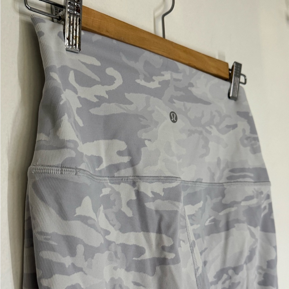 Lululemon Wunder Under Crop High-Rise, Roll Down Scallop Leggings 23", Size 10 - Picture 8 of 10